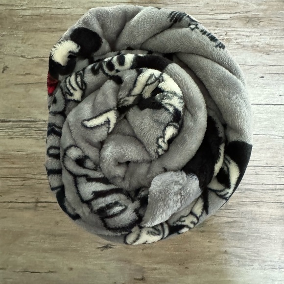 Disney Mickey & Friends Oversized Plush Throw Blanket - Picture 5 of 9